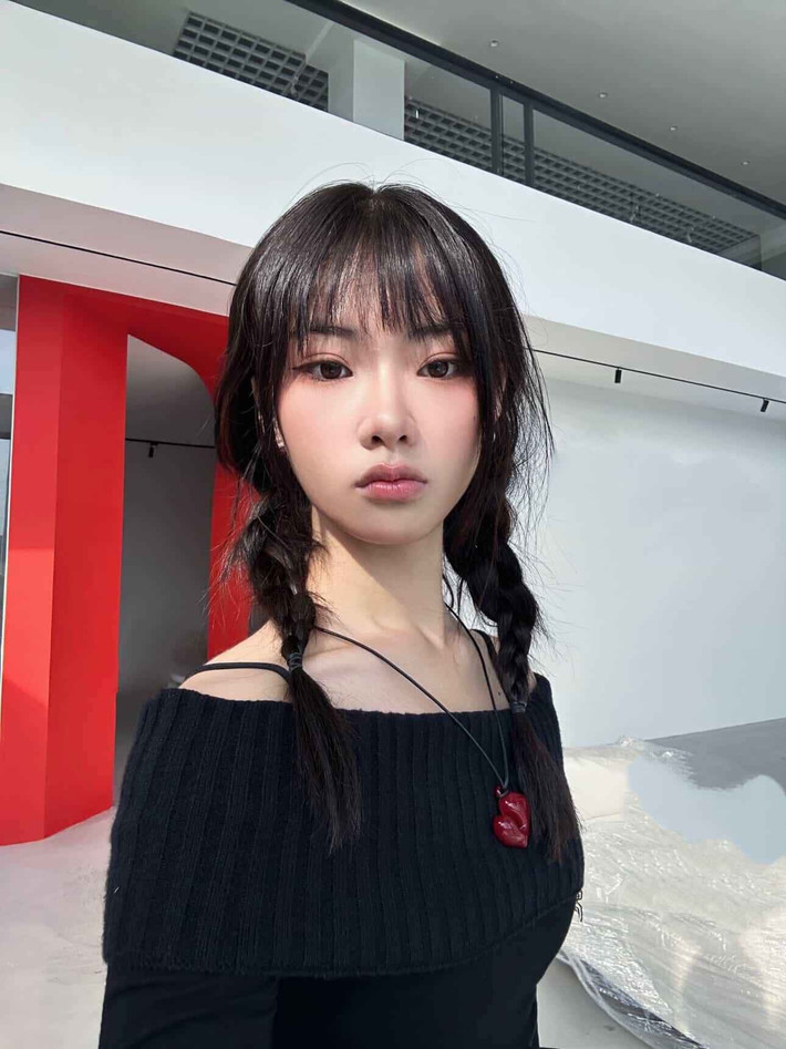 Với gương mặt xinh xắn, giọng hát tốt, sở hữu nhiều yếu tố đúng chuẩn một idol thế hệ mới, Ánh Sáng luôn được gọi tên vào vị trí trung tâm của nhóm nhạc.