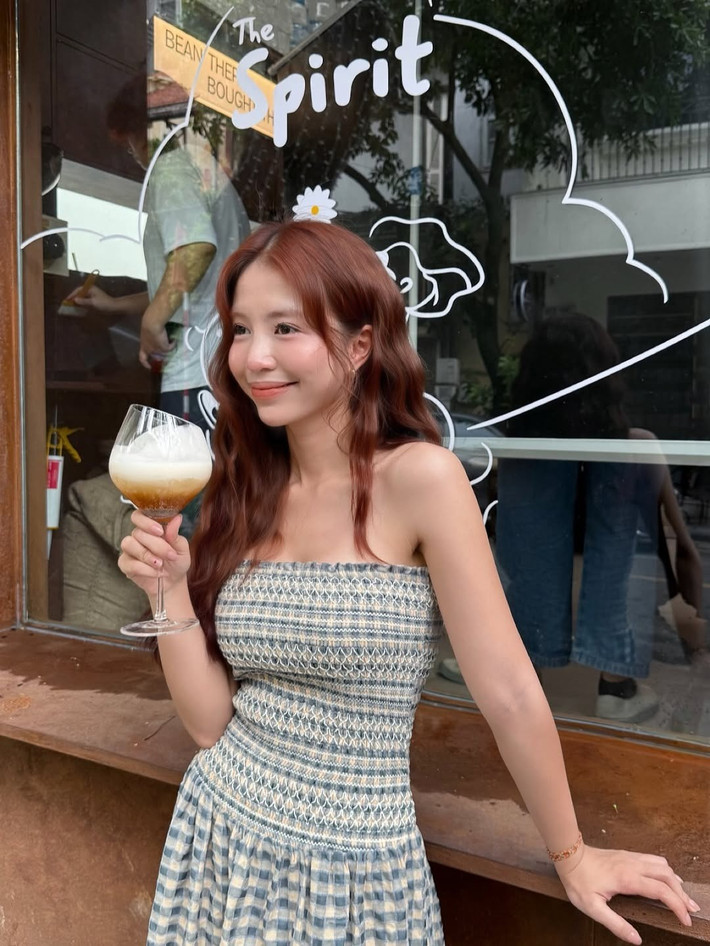 Diện váy cúp ngực dáng dài với họa tiết kẻ caro, Mẫn Tiên chẳng mix match phụ kiện nhiều, chỉ tập trung vào lớp trang điểm tươi tắn cùng mái tóc uốn xoăn bồng bềnh là đủ thu hút mọi ánh nhìn