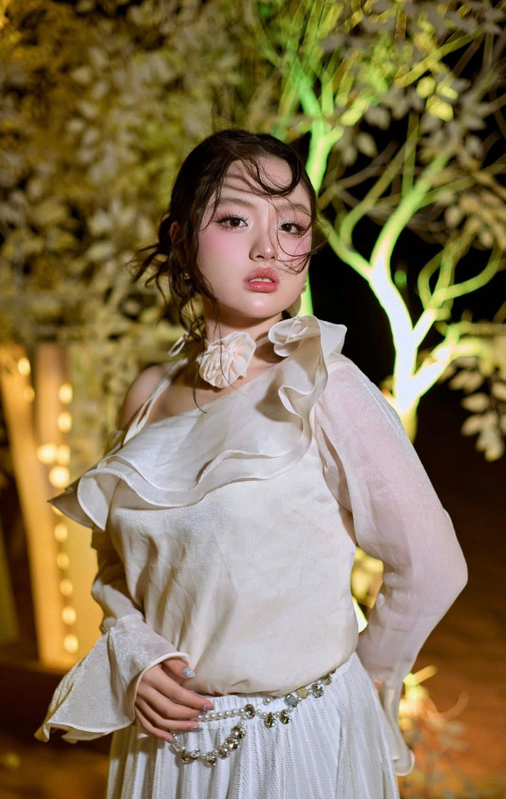 Hình ảnh một thiếu nữ xinh đẹp, trong trẻo với nụ cười tỏa nắng khiến nhiều người từng yêu mến bé Suti ngày nào trong "bố ơi mình đi đâu thế" không thể nhận ra.