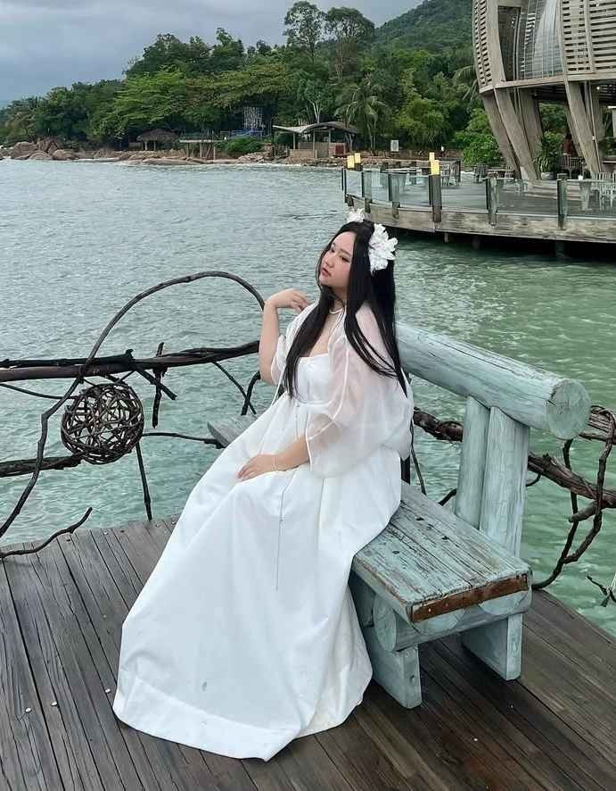 Trúc Anh thường xuyên diện những thiết kế cô yêu thích như áo hai dây, áo ba lỗ, quần shorts, váy ngắn, váy bodycon, không ngại để lộ hình thể. Hàng tuần, cô dành thời gian tập pilates, đánh cầu lông, bơi, chăm sóc da giúp vẻ ngoài thêm rạng rỡ.