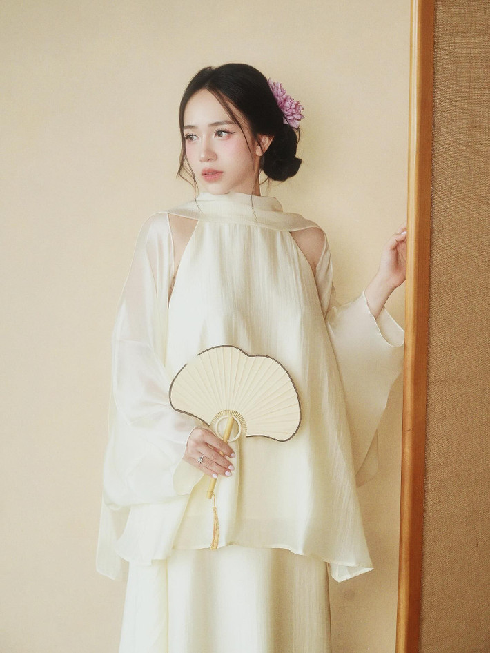 Joyce Phạm tên thật là Phạm Trần Nguyễn Minh Anh, biệt danh là Joyce, sinh năm 1999, là con gái cả của đại gia Minh Nhựa, cháu nội ông Phạm Văn Mười, tổng giám đốc công ty nhựa danh tiếng.