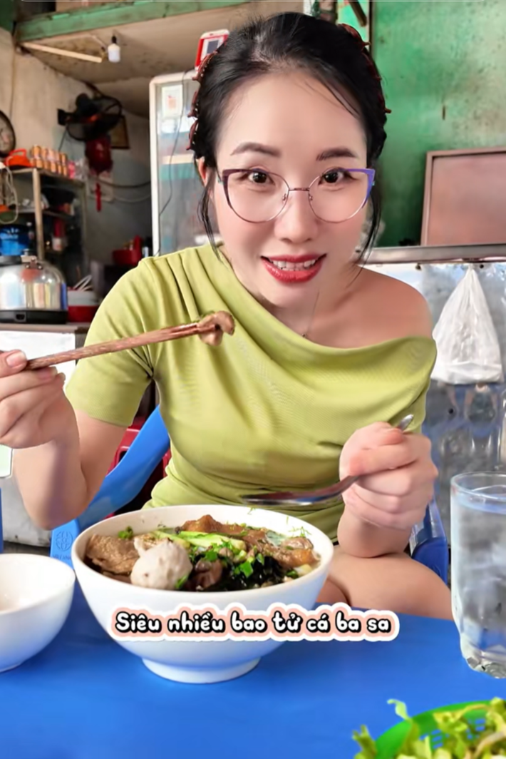 Trước đó, cô gái Quảng Ninh thường xuyên đăng tải các video mukbang (vừa ăn vừa quay video) lên kênh cá nhân và nhận được từ hàng trăm nghìn đến hàng chục triệu lượt xem.