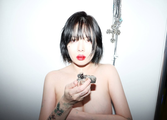 Dù là trang phục gợi cảm, tư thế pose dáng phá cách hay ánh mắt "đốt cháy" mọi khung hình, HyunA đều làm chủ tuyệt đối, tạo nên một tổng thể đầy nghệ thuật và ấn tượng.