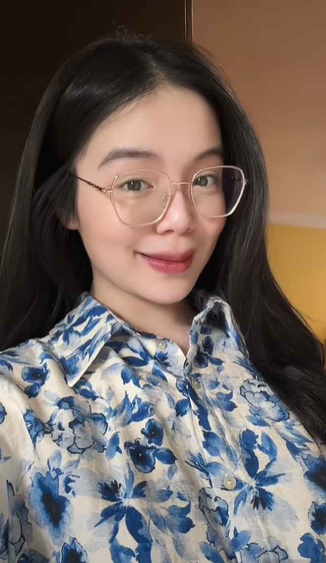 Song đáng chú ý hơn, Em Trâm chỉ đứng yên, khoe outfit và kết hợp một vài động tác vũ đạo đơn giản nhưng lại được nhận xét là “cuốn không rời mắt”.