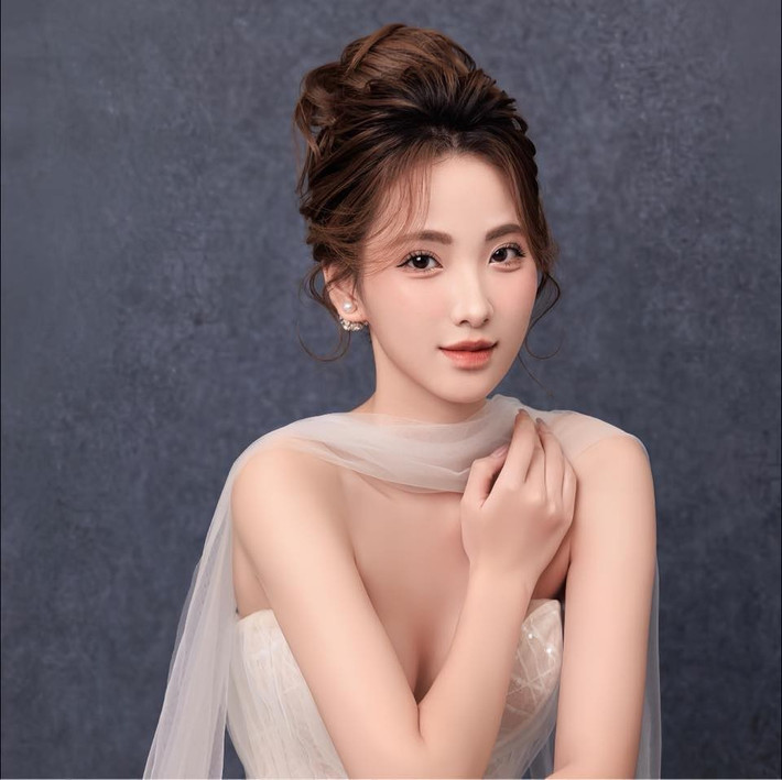 Thời gian đầu, Kim Oanh chưa quen với nhịp độ làm việc từ sáng sớm tới đêm muộn, khó thở khi liên tục ở vựa, hít mùi đồng, nhôm, sắt, nhựa lẫn lộn. Cô phải học từng bước từ phân loại nhựa đen, nhựa xô, nhựa dai rồi sách, giấy, đồ tái chế được.
