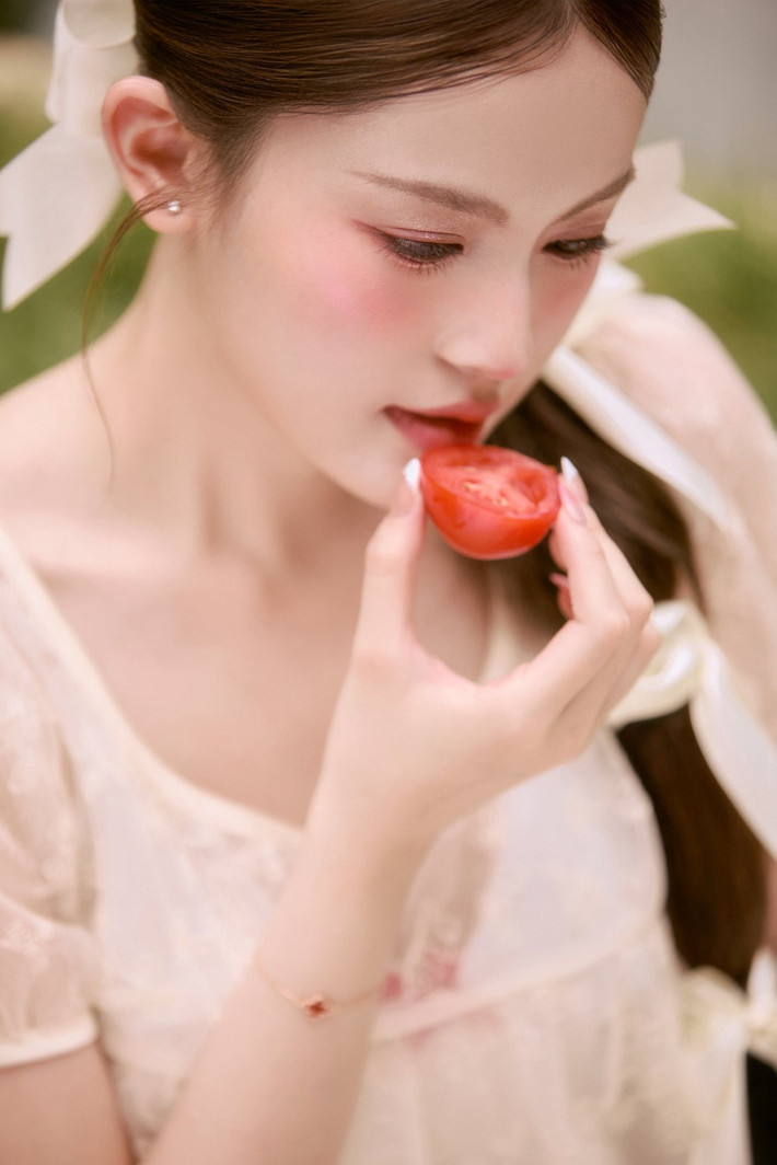 Đặc biệt, làn da trắng sứ không tì vết cùng mái tóc dài óng ả càng làm tôn lên vẻ đẹp thoát tục của nàng hot girl sinh năm 2004.