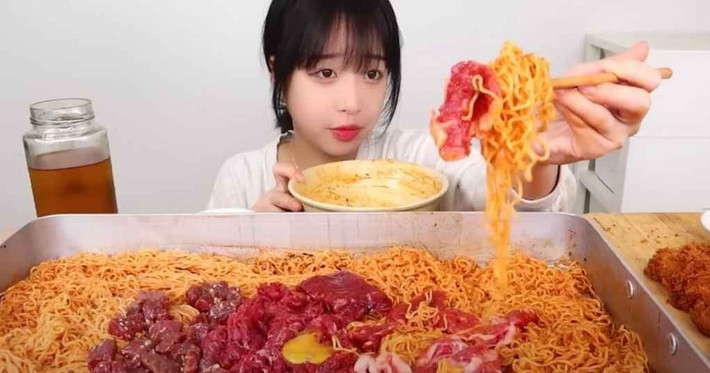 Tuy nhiên, tiêu hóa quá nhanh không hẳn là dấu hiệu tích cực. Tzuyang từng chia sẻ cô có vấn đề về đường ruột, thường xuyên phải vào nhà vệ sinh giữa lúc quay video. Bác sĩ Seo nhận định đây có thể là hậu quả của việc ruột không hấp thụ đầy đủ dinh dưỡng.