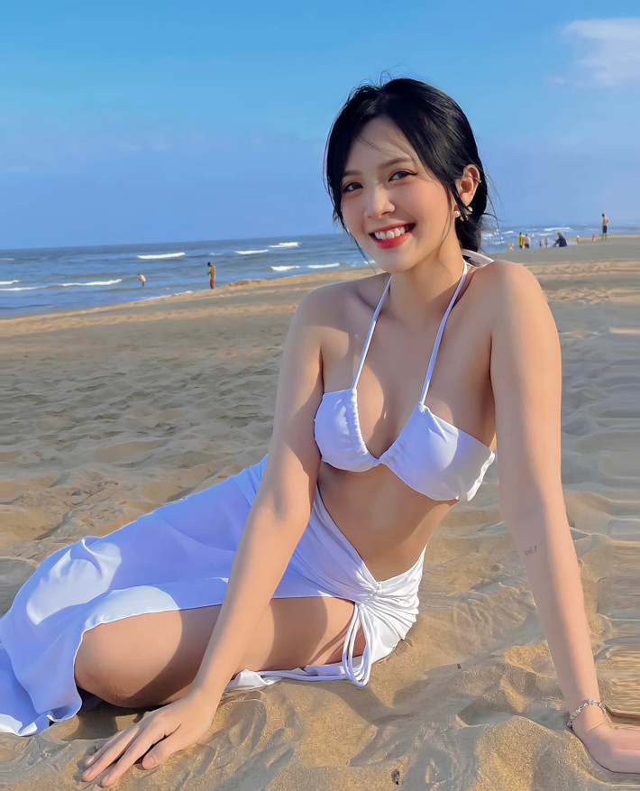 Được biết, Ngọc Huyền và Đình Tú đã quen nhau khi cùng tham gia một dự án phim. Trong suốt 2 năm yêu nhau, cả hai chưa từng công khai mối quan hệ.