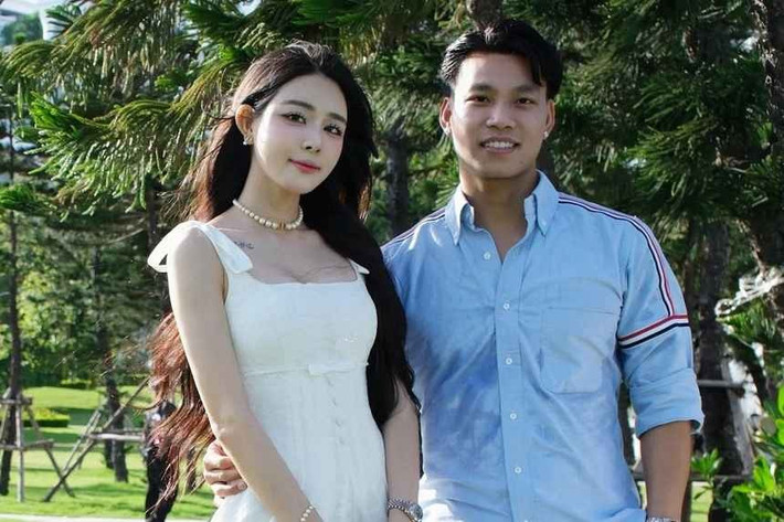 "Bình yên là khi đứng cạnh nhau như thế này", Văn Thanh chú thích bài đăng.