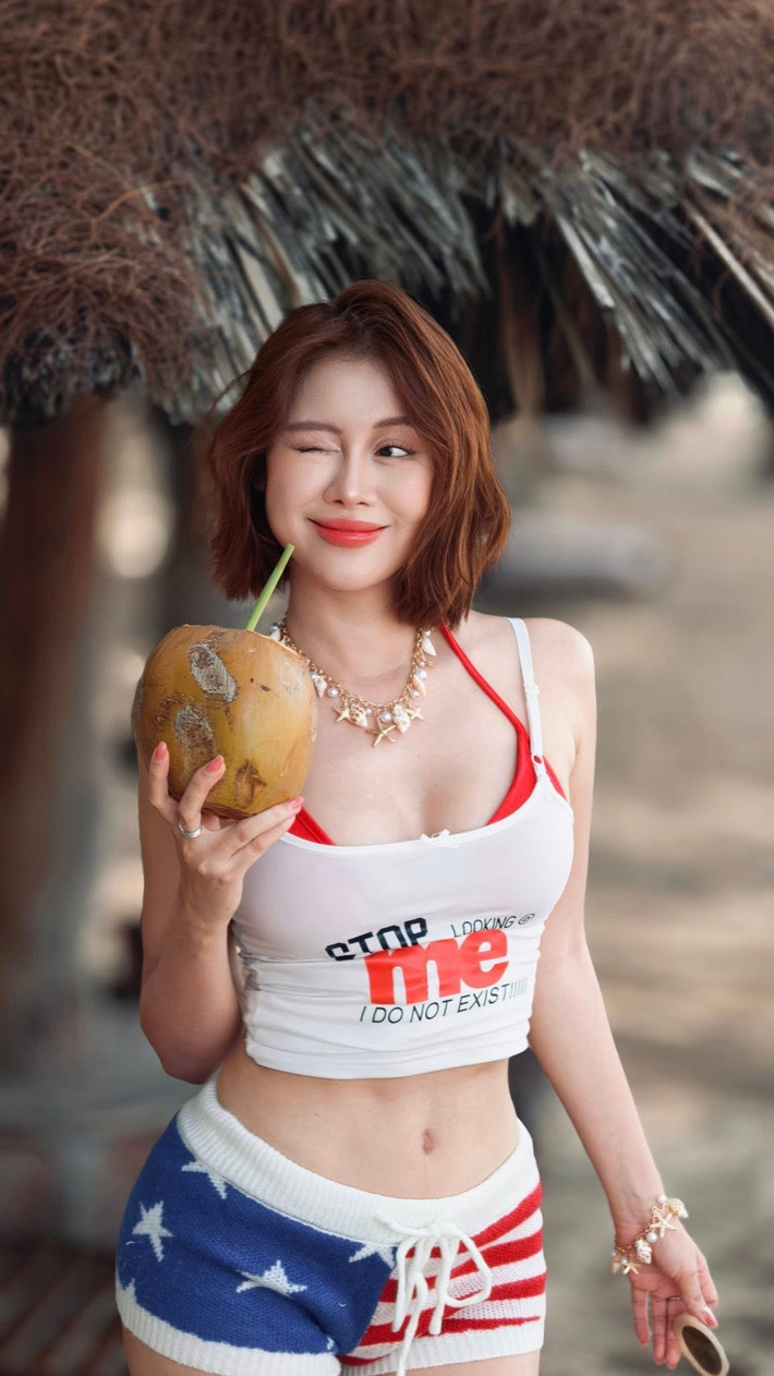 Việt Phương Thoa từng không ngại thử nghiệm nhiều kiểu bikini khác nhau, từ những bộ đồ bơi hai mảnh cut-out táo bạo, khoe trọn đường cong nuột nà, đến những thiết kế monokini (liền mảnh) đầy quyến rũ nhưng vẫn giữ được nét thanh lịch.