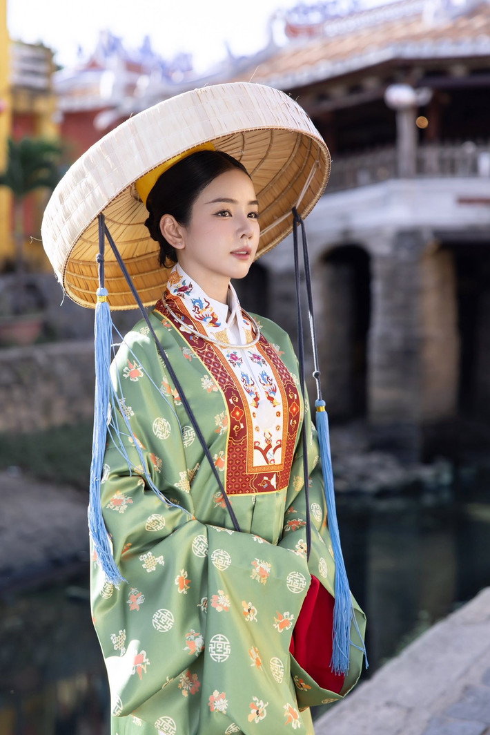 Vốn được biết đến với phong cách năng động, trẻ trung và cá tính trên sân khấu, hình ảnh của DJ Mie trong tà áo dài ngũ thân truyền thống, trang điểm nhẹ nhàng đã mang đến một góc nhìn hoàn toàn khác biệt và đầy bất ngờ.