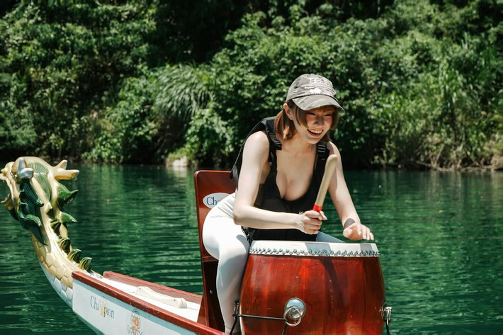 Bức ảnh được chụp lại nhanh chóng gây bão, thu hút hàng ngàn bình luận sôi nổi. Đáng chú ý, danh tính thật sự của cô cũng được cư dân mạng truy tìm ráo riết.