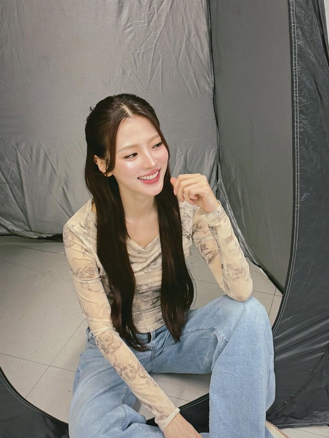 Quần jeans là item được Baifern ưu ái trong tủ đồ. Chỉ cần mix cùng áo tay phồng điệu đà là đã có ngay outfit xinh tươi, trẻ trung.