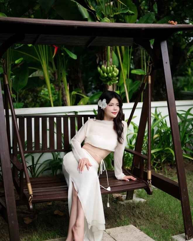 HLV Văn Sỹ Sơn đã chuẩn bị một bó hoa hồng lớn cùng chiếc nhẫn cầu hôn lấp lánh cho khoảnh khắc đặc biệt bên nửa kia. Sau khi chia sẻ hình ảnh lên mạng xã hội, cặp đôi nhận được nhiều lời chúc mừng từ đồng nghiệp, học trò và bạn bè thân thiết.