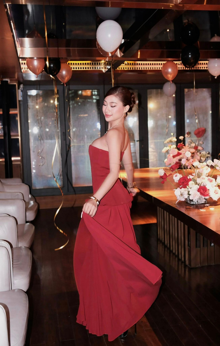 Trước đó, vào giữa tháng 7, Louis từng gây "bão mạng" khi xác nhận đã quay lại với Paul Lê sau thời gian chia tay.