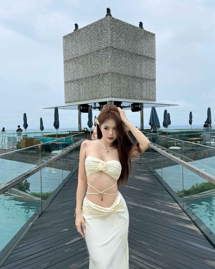 Hà Môi có tên thật là Võ Nữ Ngân Hà, sinh năm 2003, đến từ Đắk Lắk. Trước đây, cô nàng từng theo học tại Đại học Công nghệ TP.HCM (HUTECH).