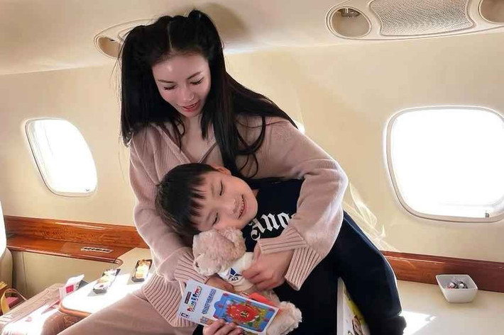 Trước đó vào tháng 8/2024, Kim Lim công khai tin mang thai vào dịp sinh nhật tuổi 33, sau nhiều lần làm thụ tinh ống nghiệm. Tuy nhiên, cô không tiết lộ giới tính đứa trẻ và một mình nuôi con.