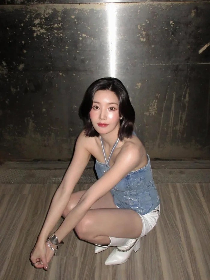 Khi được hỏi về phản ứng của người thân trước thành công của mình, Kwon Eun Bi mỉm cười nói: “Họ tự hào lắm, dù tôi đã bảo đừng làm vậy nữa, nhưng giờ thì họ vui đến mức không giấu được”. Nữ ca sĩ cho biết anh trai đã kết hôn không lâu trước đây, và toàn bộ chi phí cho lễ cưới là do cô chi trả.