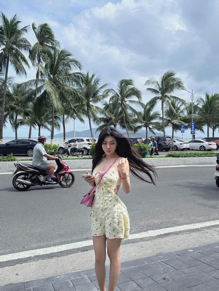 Làn da trắng, gương mặt thanh tú, đôi mắt to tròn cùng vóc dáng gợi cảm đã giúp Ngọc Như ghi điểm trong mắt người đối diện.