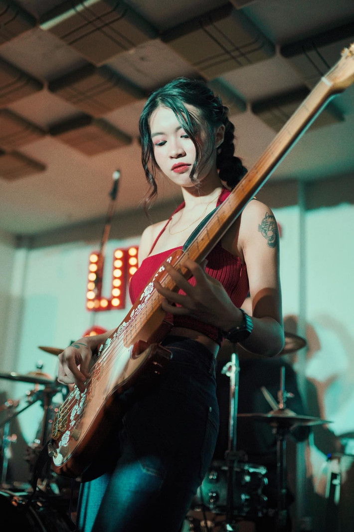 KA cá tính khi ôm guitar điện biểu diễn tại một sự kiện.