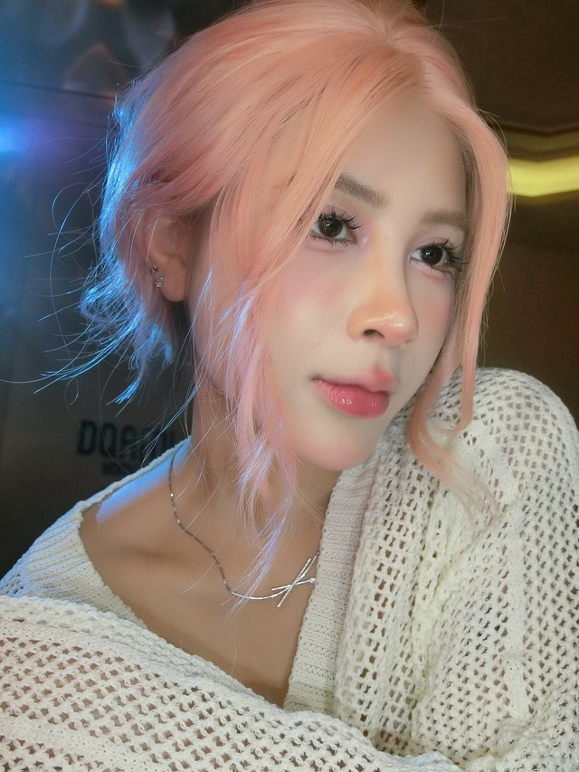 Quỳnh Ami là một streamer truyền cảm hứng: xinh đẹp, không cần hở bạo vẫn cuốn hút, sống "thuần" là chính mình và đang từng bước chứng minh giá trị bản thân ngoài danh xưng hot girl.