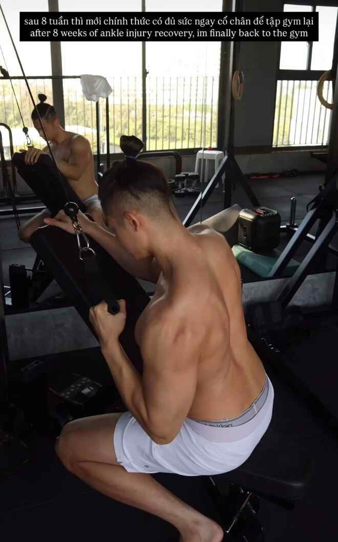 "Sau 8 tuần mới chính thức có đủ sức ngay cổ chân để tập gym lại. Chỉ tập được upper body (thân trên - PV) và bulk để bổ sung dinh dưỡng cổ chân", Trí Thịt Bòa chia sẻ trên story Instagram.