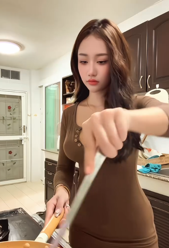 Sở hữu gương mặt sắc sảo, làn da khỏe khoắn cùng vòng eo con kiến, Racha Wongsilarak khiến nhiều người liên tưởng đến hình mẫu bốc lửa nhưng ngọt ngào mà các nam giới thường nhắc đến khi nói về hình mẫu "cô vợ trong mơ".
