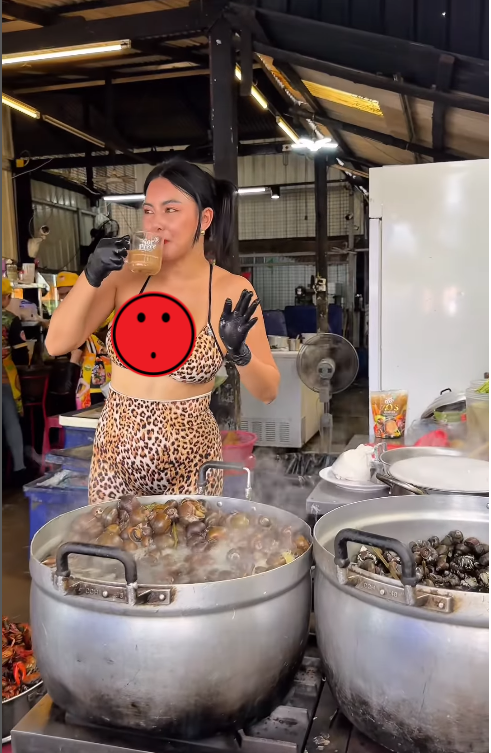 Nữ chủ quán khẳng định những món ăn quay trong video chủ yếu phục vụ mục đích làm nội dung, không bán cho khách. Trong bếp, nhân viên luôn mặc đồng phục sạch, đeo tạp dề và đội mũ che tóc khi chế biến.