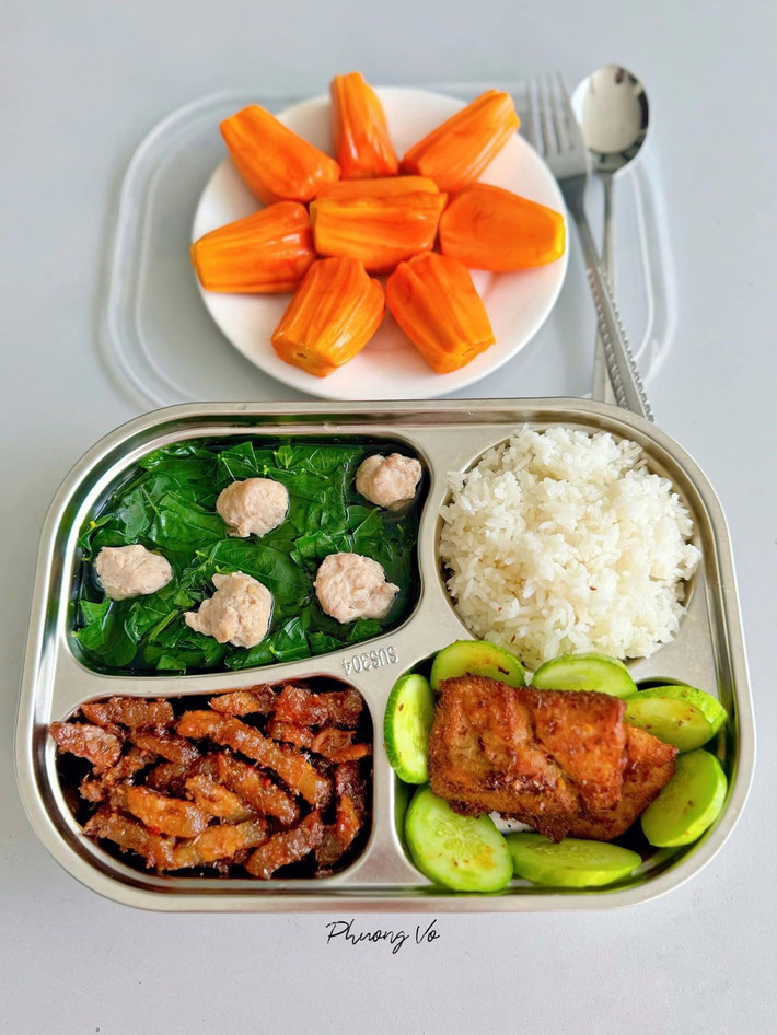 Lúc ở cữ, Phương được thưởng thức nhiều hơn tài nghệ nấu nướng của mẹ chồng. Chị ở cữ tại phòng riêng suốt 3 tháng, rồi mới xuống ăn cơm chung với cả nhà.