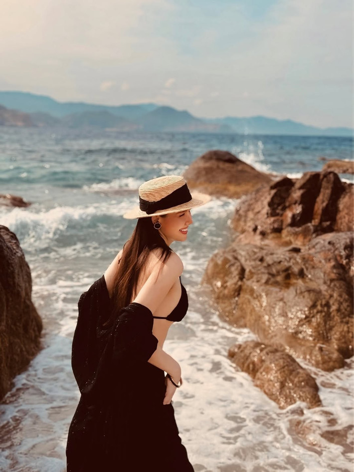 Từ những shoot hình cận cảnh khoe vòng eo "con kiến" không chút mỡ thừa, đến những bức ảnh toàn thân tôn lên đôi chân dài miên man, tất cả những khoảnh khắc của Phanh Lee đều nhận được "cơn mưa" lời khen từ cộng đồng mạng.