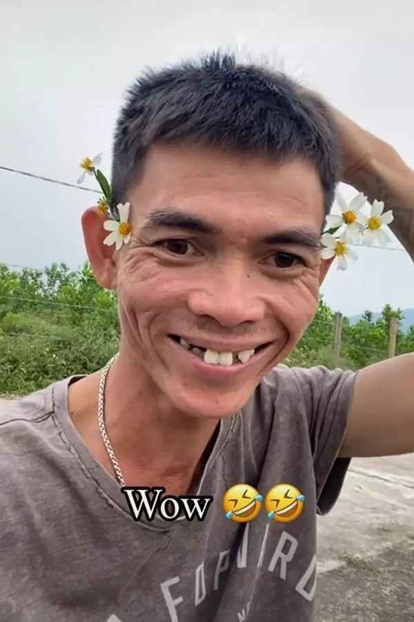 Tuy nhiên, do bệnh phổi của Sô Y Tiết ngày càng nặng, anh được bác gái đón về sống cùng. Di chứng của bệnh viêm phổi mãn tính khiến anh lúc nào cũng gầy gò, ốm yếu.
