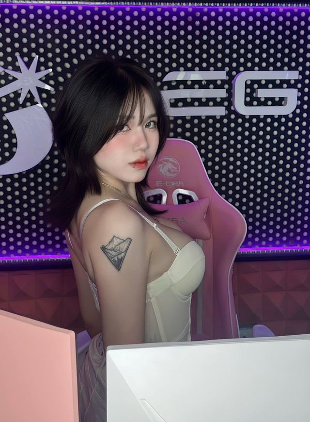 Nổi tiếng với danh xưng "hot girl phòng net", Mai Anh luôn biết cách làm mình nổi bật, không chỉ qua những pha xử lý game đỉnh cao mà còn ở phong cách thời trang cá tính, tôn lên vóc dáng nóng bỏng.