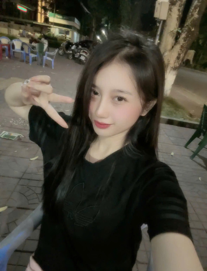 Hồng Nhung chia sẻ mình chính là chủ tiệm phở. Hiện tại, cô đang thuê thêm 2-3 người phụ bưng bê, rửa bát,...