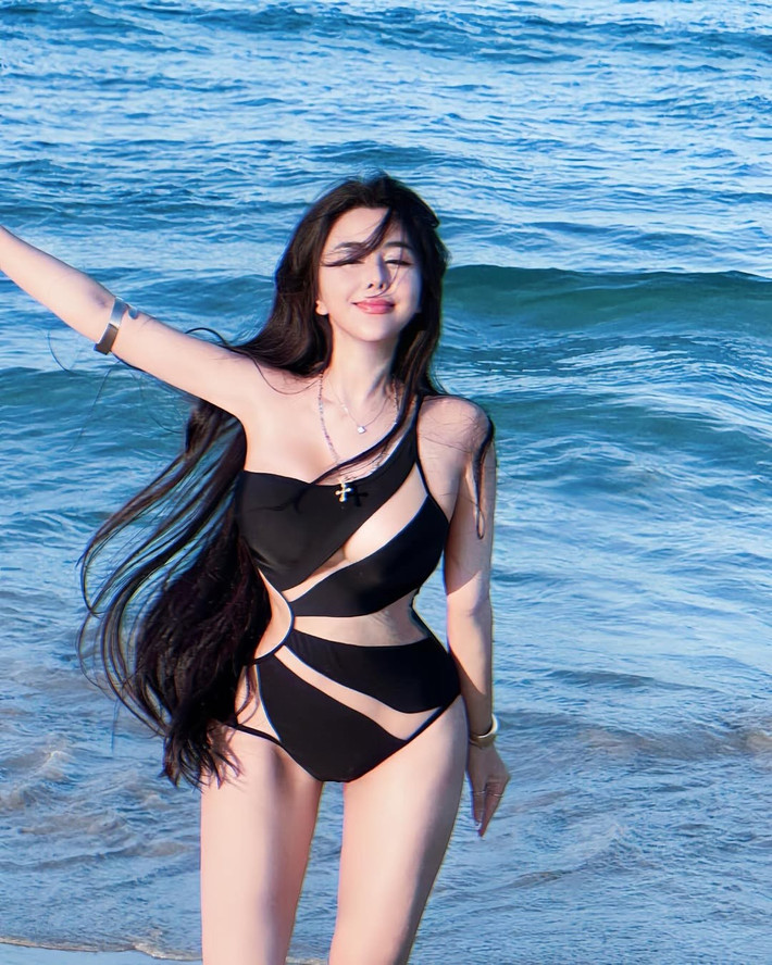 Là một trong những gương mặt "hot girl học đường" đình đám và có sức ảnh hưởng mạnh mẽ trên các nền tảng mạng xã hội, Võ Ngọc Trân luôn nhận được sự quan tâm lớn từ công chúng.