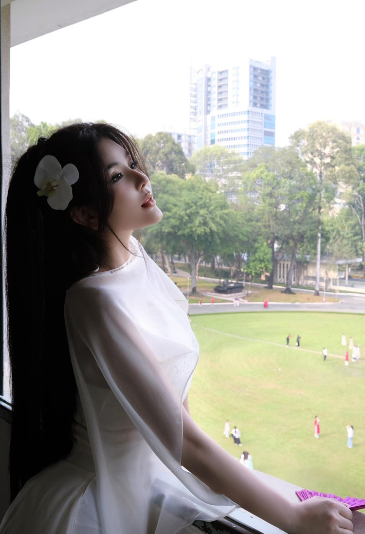 Bộ ảnh của Võ Ngọc Trân nhanh chóng nhận về vô số lời khen ngợi từ cộng đồng mạng về nhan sắc thăng hạng và vóc dáng đáng ngưỡng mộ.