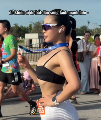 Trâm Anh Fitness được biết đến là một hot girl phòng gym với hơn 100.000 người theo dõi trên Facebook cá nhân. Cô nàng truyền cảm hứng yêu thể thao đến người xem khi thường xuyên chia sẻ video tập luyện: từ gym, chạy bộ, pickleball…