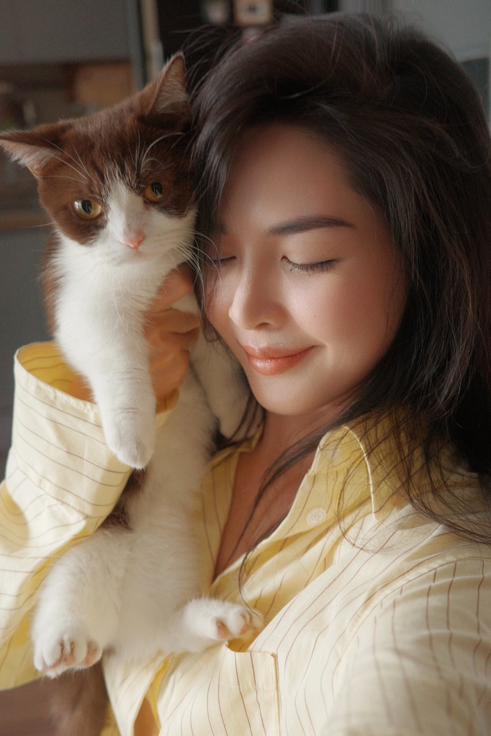 Không chỉ dừng lại ở gương mặt xinh đẹp, cô còn tham gia chương trình "Người Ấy Là Ai" và nhận được nhiều sự yêu mến của khán giả.