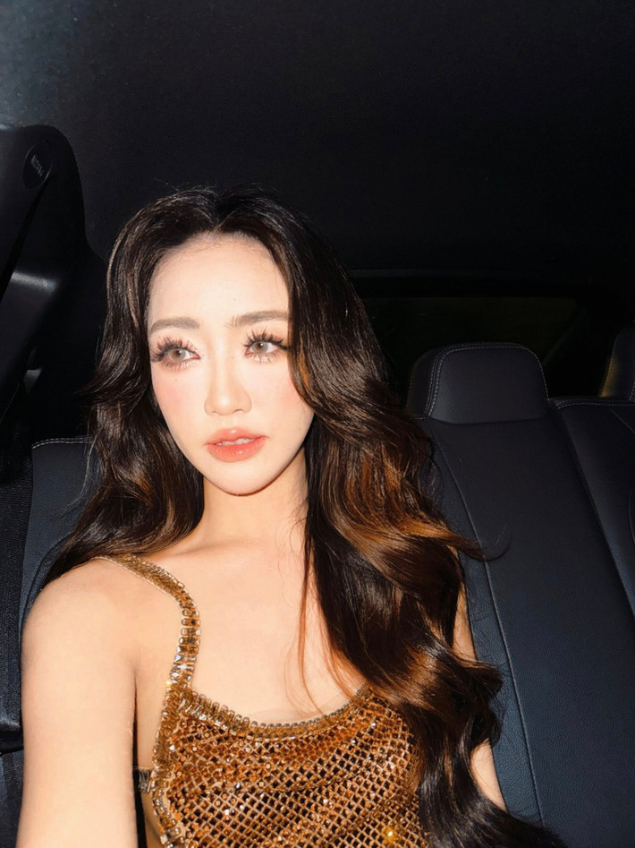 Mới đây, hot girl Vũ Quỳnh Anh, hay còn được biết đến với nickname Phoanh Charmmie xuất hiện trong một thiết kế váy cắt xẻ vô cùng táo bạo nhanh chóng lan truyền trên các nền tảng mạng xã hội, nhận về nhiều lượt tương tác và bình luận.