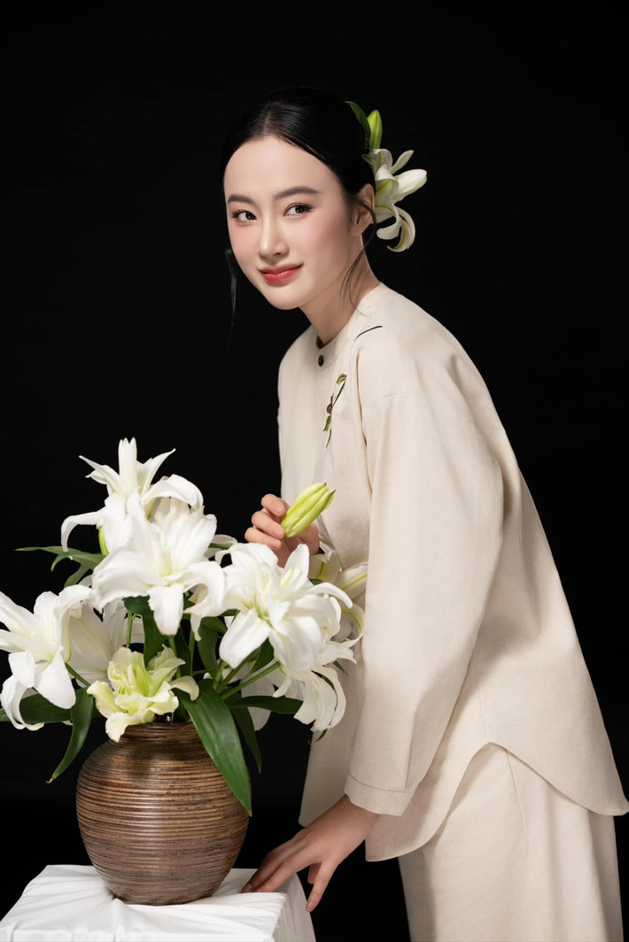 Chỉ cần chiếc áo lụa và vài cành hoa trắng, Angela khéo léo che đi phần cơ bắp lực lưỡng đã đủ khiến netizen "rung rinh" vì vẻ đẹp nhẹ nhàng, đằm thắm. Sự thay đổi dễ dàng từ "nữ thần cơ bắp", hay về lại "nàng thơ thanh xuân", đã khiến cô nàng trở nên thú vị và khó đoán hơn bao giờ hết.
