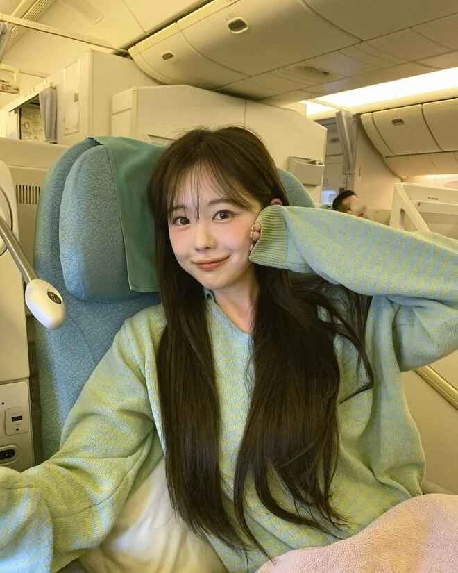 Tuy nhiên, trong những hình ảnh gần đây, Hong Young Gi đã khiến không ít người bất ngờ khi lựa chọn những bộ trang phục với những đường cắt xẻ, khoe trọn vóc dáng gợi cảm.