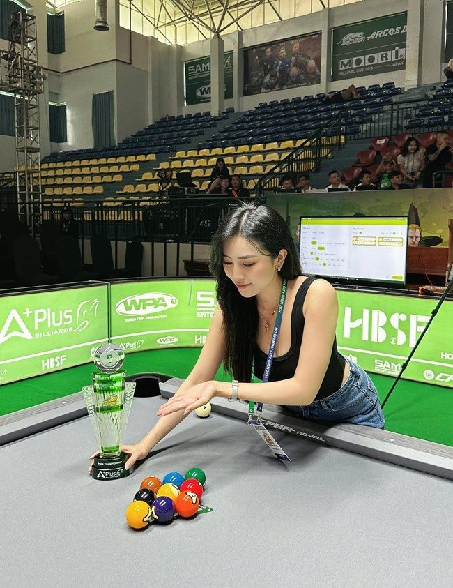 Trước khi trở thành trọng tài Bi-a, Ngọc Bích từng là huấn luyện viên pilates và gym. Cô nổi tiếng trong giới mê gym ở Biên Hòa (Đồng Nai)