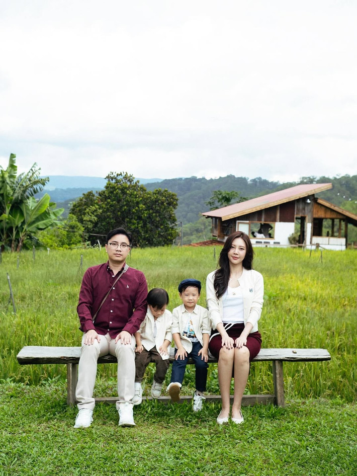 Rời xa ánh hào quang của showbiz và bầu trời xanh, Vũ Ngọc Châm hiện đang tận hưởng cuộc sống viên mãn với vai trò làm vợ, làm mẹ.