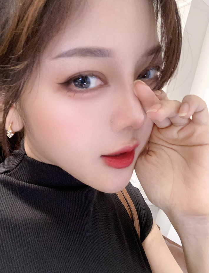 Trước đó, vẻ ngoài gợi cảm của Trang Bít Tết cũng bị ý kiến cho rằng bức ảnh của cô đã qua chỉnh sửa.