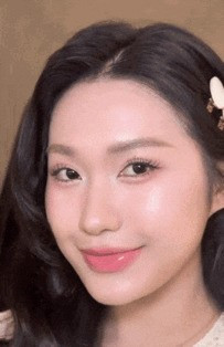 Cụ thể, một số cư dân mạng đã để lại bình luận cho rằng nhan sắc của Doãn Hải My "có hạn", cho rằng cô nàng chỉ đẹp khi chụp ở "góc thần thánh" – nghiêng 3/4, và thường né tránh những góc mặt khác vì sợ lộ khuyết điểm.