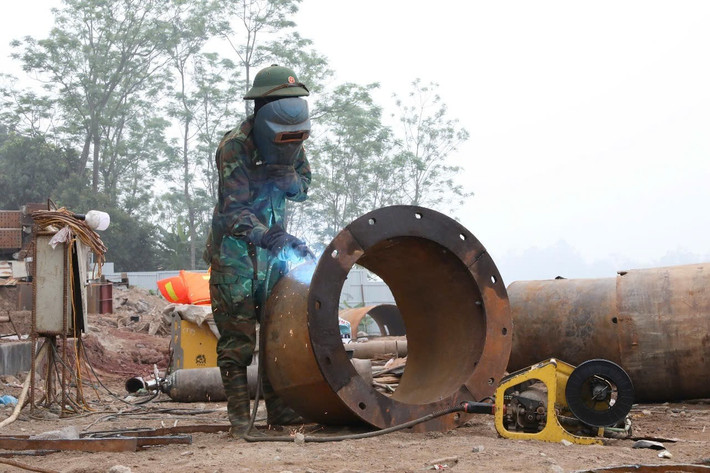 Đại diện đơn vị thi công cho biết, phấn đấu đến tháng 7/2025, đường dẫn bên phía Lâm Thao sẽ hoàn thành.