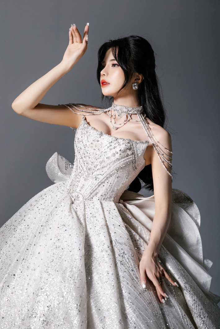 Nữ MC đã dùng một hình ảnh ẩn dụ đầy sâu cay: "Rượu nhạt uống lắm cũng say, chuyện vo ve bên tai nhiều quá cũng phải thấy phiền". Câu nói này thể hiện sự bực bội dồn nén, từ một chuyện tưởng chừng nhỏ nhặt đã trở thành một vấn đề đáng để cô phải lên tiếng.