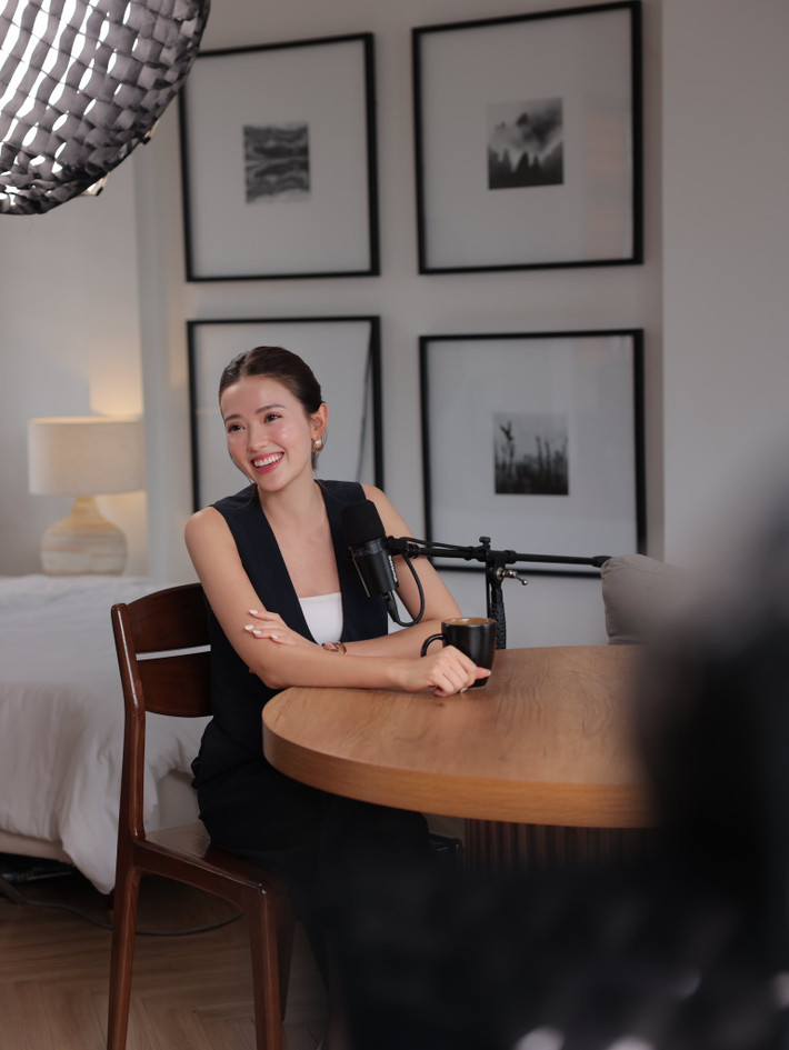 Không chỉ có visual vạn người rung động, mỹ nhân lai này còn gây ấn tượng với style nhẹ nhàng, thanh lịch, sang không cần cố.