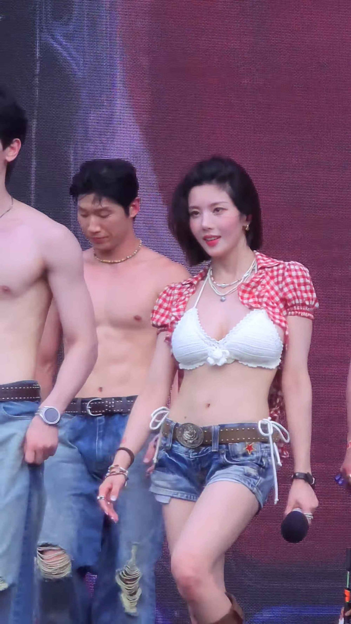Trở lại lễ hội âm nhạc đậm chất mùa hè này, Kwon Eun Bi tiếp tục khẳng định danh xưng “nữ thần nhạc nước”. Từ phần trình diễn mãn nhãn, âm nhạc sôi động đến thần thái cuốn hút, tất cả đã khiến cô trở thành tâm điểm của sự chú ý ngay sau khi kết thúc sân khấu.