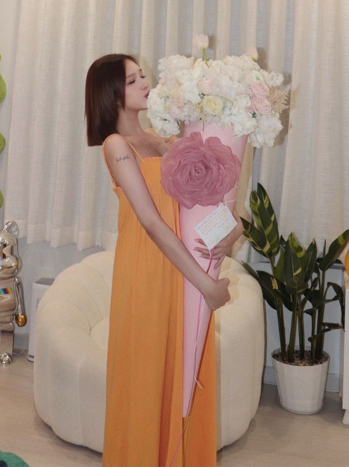 Ngược lại, netizen lại bày tỏ có thể nàng hot girl đang trong giai đoạn hạnh phúc, vui vẻ của cuộc sống nên có phần tăng cân nhẹ nhưng nhìn tinh thần thoải mái hơn rõ rệt.
