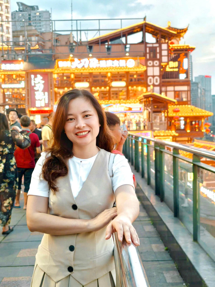 Chị Minh Giang hiện là bác sĩ Chuyên khoa II tại Khoa Khám bệnh - Bệnh viện Phụ sản Trung Ương. Không chỉ giỏi về chuyên môn, nữ bác sĩ còn hoạt động tích cực trên mạng xã hội, vừa biết truyền tải kiến thức một cách sáng tạo mà không mất đi sự chuẩn mực.